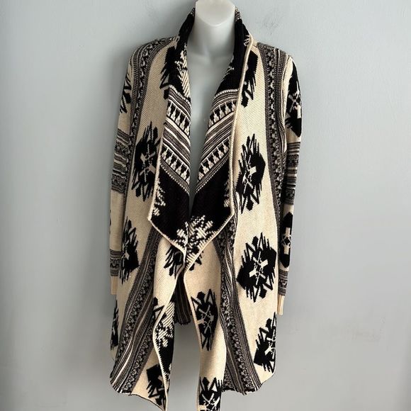 Black and Cream Patterned Women's Sweater - Picture 12 of 13
